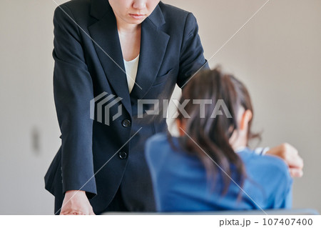 女の子を叱る女性の教師 女の子を叱る女性の教師 107407400