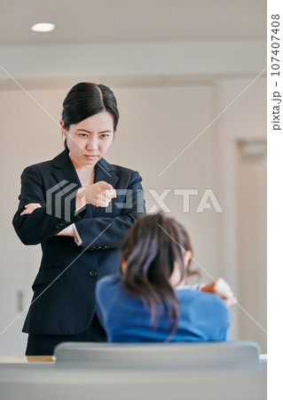 腕組みをして女の子を叱る女性の教師 腕組みをして女の子を叱る女性の教師 107407408