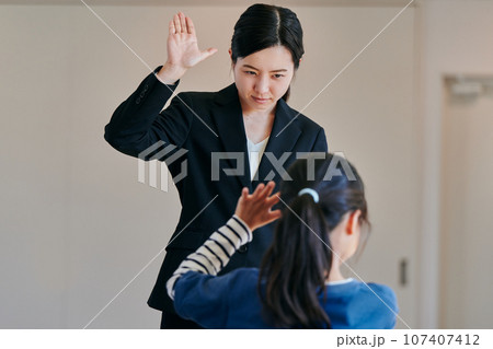 女の子に体罰をする女性の教師の写真素材 [107407412] - PIXTA
