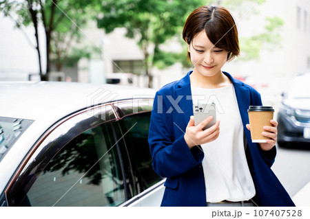 ビジネスウーマン 車 スマホ ビジネスウーマン 車 スマホ 107407528