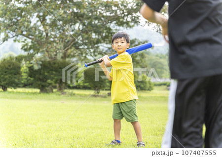 公園で野球をして遊ぶ幼い子供 公園で野球をして遊ぶ幼い子供 107407555