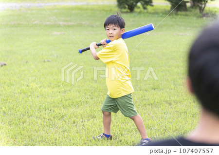 公園で野球をして遊ぶ幼い子供 公園で野球をして遊ぶ幼い子供 107407557