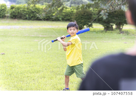 公園で野球をして遊ぶ幼い子供 公園で野球をして遊ぶ幼い子供 107407558