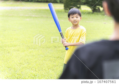 公園で野球をして遊ぶ幼い子供 107407561