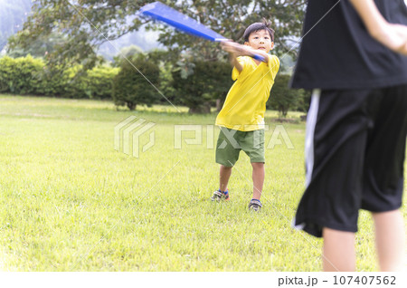 公園で野球をして遊ぶ幼い子供 107407562