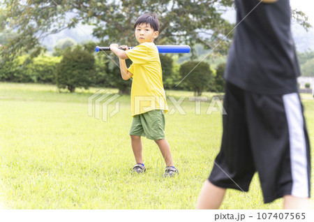 公園で野球をして遊ぶ幼い子供 公園で野球をして遊ぶ幼い子供 107407565
