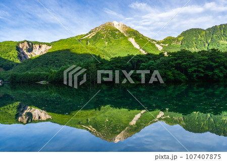 長野県の北アルプス 上高地の風景 大正池に映る焼岳 長野県の北アルプス 上高地の風景 大正池に映る焼岳 107407875