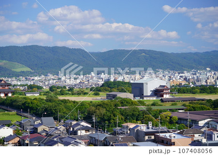 奈良市街地と工事中の東楼復元工事・西大寺より望む 107408056