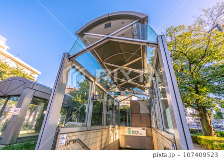 日本の東京都市景観 駒込駅（東京メトロ　南北線　出入口4）などを望む 107409523