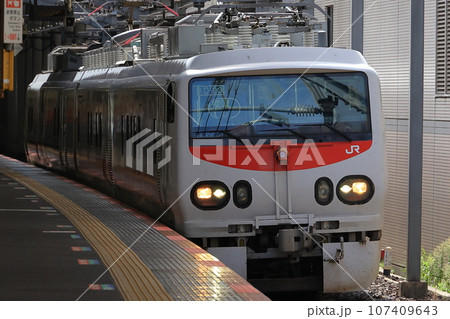 駅のホームを通過するEast-i　 107409643