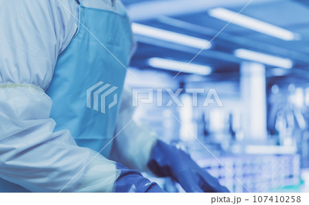 工場で働く男性 工場で働く男性 107410258