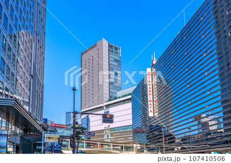 日本の横浜都市景観 9月・秋晴れの横浜…オフィス街から横浜駅やJR横浜タワーなどを望む。新時代へ 日本の横浜都市景観 9月・秋晴れの横浜…オフィス街から横浜駅やJR横浜タワーなどを望む。新時代へ 107410506