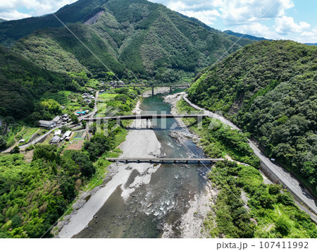 高知県四万十市　中半家橋と中半家大橋と鉄橋 107411992