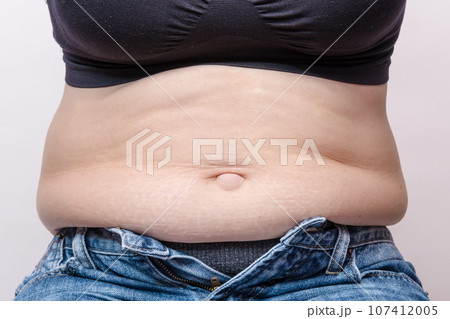 【ジーンズのボタンが閉まらないメタボ主婦】 107412005