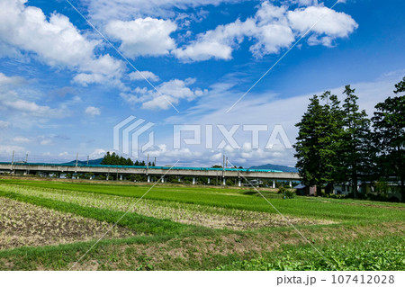 初秋の青空の元東北新幹線が走る　岩手の大地を雲が飛ぶ東北新幹線が走り抜ける 107412028