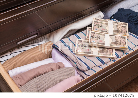 【たんすに隠された札束】 107412078