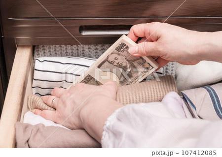 【たんすに札束を隠す主婦】 【たんすに札束を隠す主婦】 107412085