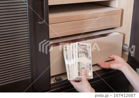 【和たんすに札束を隠す主婦】 107412087