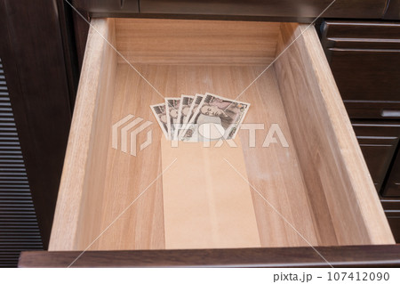 【たんすの引き出しに隠された一万円札】 107412090