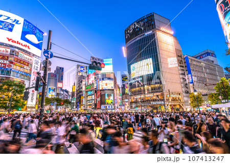 日本の東京都市景観 9月。全国・47都道府県/減↓。賑わう渋谷駅前。脱マスク完了、輝く希望の時代へ 107413247