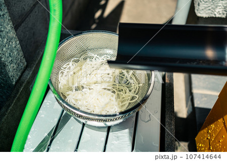 最後にザルに落ちる流しそうめん 107414644