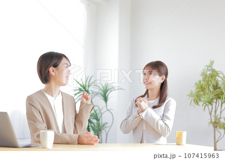 ワンオンワン_上司に励まされ将来のキャリアアップを目指そうと考えるビジネスウーマン_1 107415963