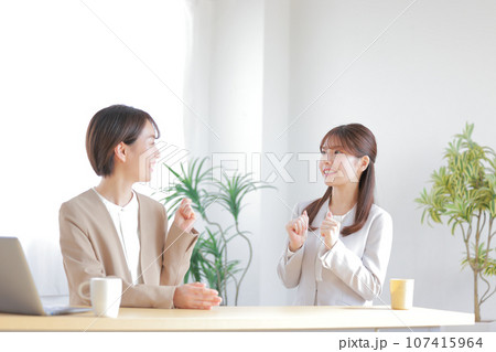 ワンオンワン_上司に励まされ来週は頑張ろうと考えるビジネスウーマン_1 107415964