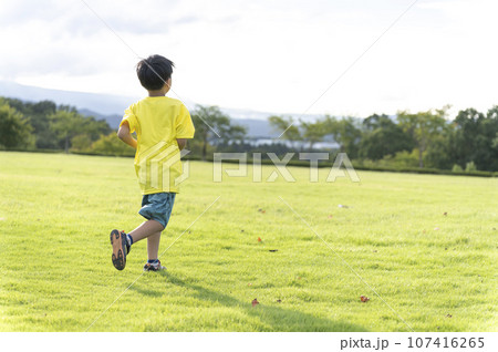 公園で走り回る男の子 公園で走り回る男の子 107416265