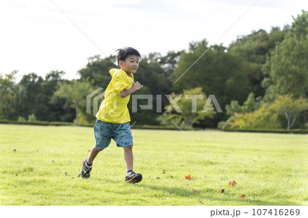 公園で走り回る男の子 公園で走り回る男の子 107416269