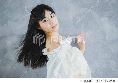 ロングヘアの女性 ロングヘアの女性 107417036