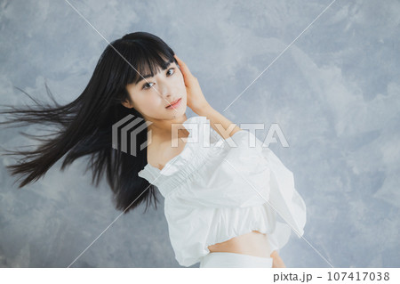 ロングヘアの女性 ロングヘアの女性 107417038