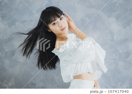 ロングヘアの女性 ロングヘアの女性 107417040