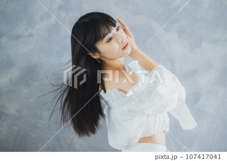 ロングヘアの女性 107417041