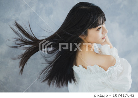ロングヘアの女性 ロングヘアの女性 107417042