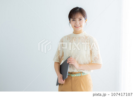 ノートパソコンを持つ女性 ノートパソコンを持つ女性 107417107