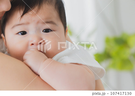 ファミリー　赤ちゃん　　 107417130