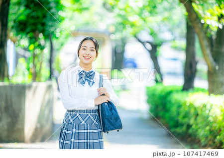 女子高生が外を制服で歩く 女子高生が外を制服で歩く 107417469
