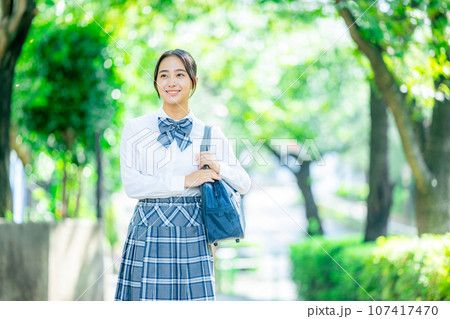 女子高生が外を制服で歩く 女子高生が外を制服で歩く 107417470