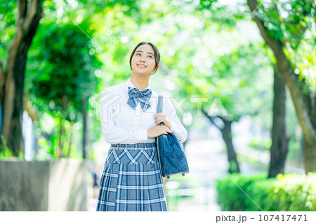 女子高生が外を制服で歩く 女子高生が外を制服で歩く 107417471