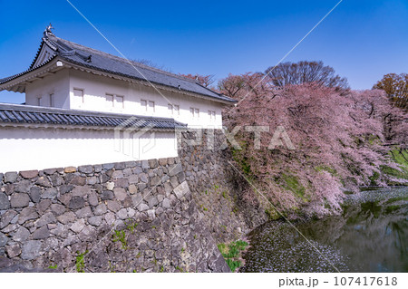 お堀に沿って線路のある山形県霞城公園内の山形城址東大手門 107417618