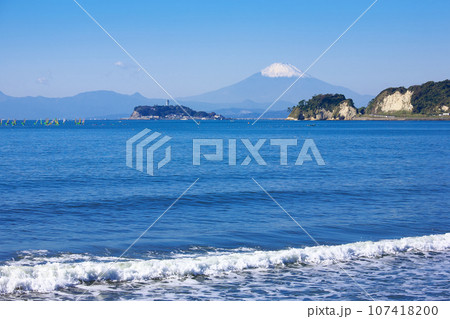 秋の湘南海岸と冠雪の富士山 　自然風景 107418200