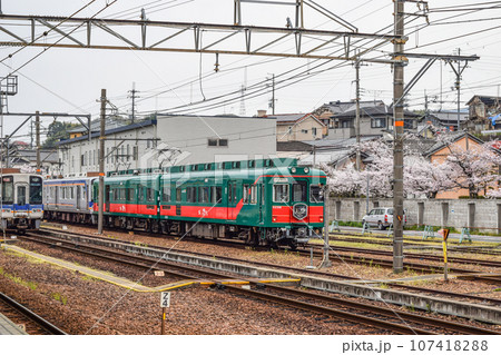 南海電鉄橋本駅に停車中の「天空」 107418288