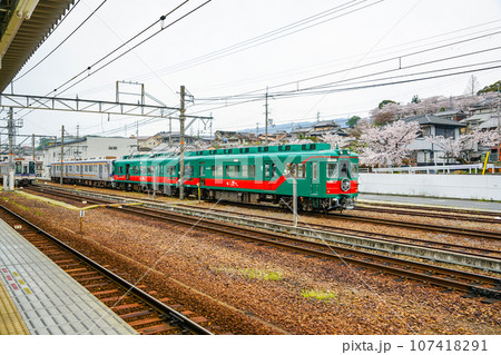 南海電鉄橋本駅に停車中の「天空」 南海電鉄橋本駅に停車中の「天空」 107418291