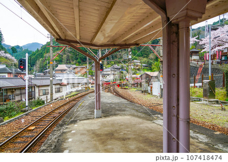 高野下駅を通過する、特急こうや号 107418474