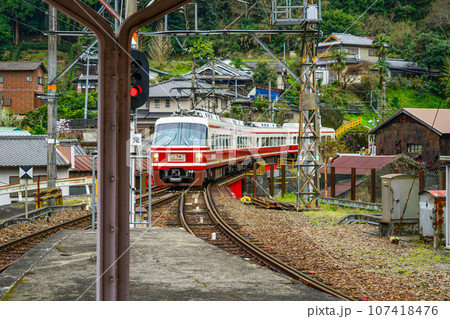 高野下駅を通過する、特急こうや号 高野下駅を通過する、特急こうや号 107418476