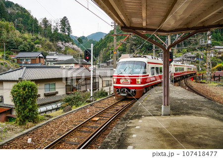 高野下駅を通過する、特急こうや号 高野下駅を通過する、特急こうや号 107418477