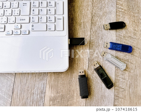 パソコンとメモリー　データ漏洩　データ転送 107418615