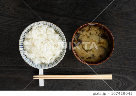 真上から見たご飯と味噌汁 107419043