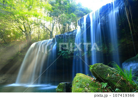 【熊本県】幻想的な鍋ヶ滝の水のカーテンと光のシャワー 107419366