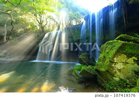 【熊本県】幻想的な鍋ヶ滝の水のカーテンと光のシャワー 107419376
